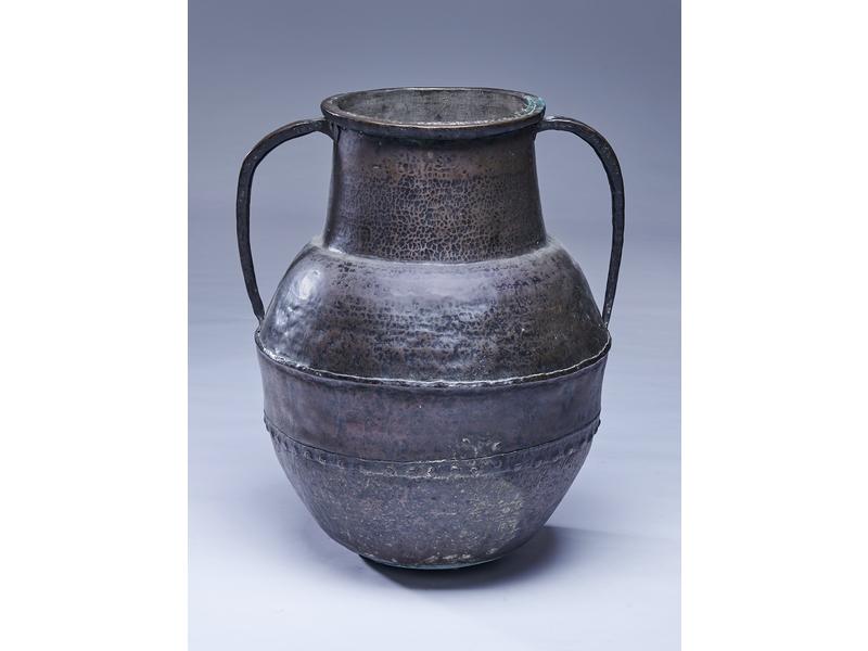 GRAND VASE URNE en bronze martelé de forme...