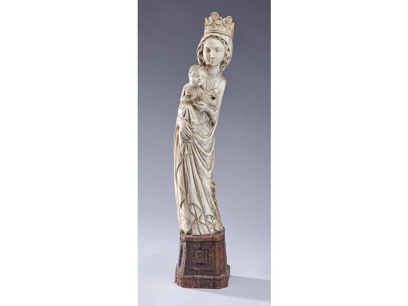 VIERGE A L'ENFANT en ivoire sculpté, posant...