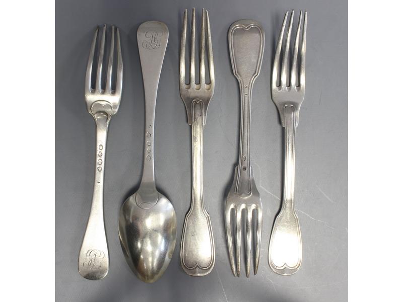 QUATRE FOURCHETTES et UNE CUILLÈRE en argent,...