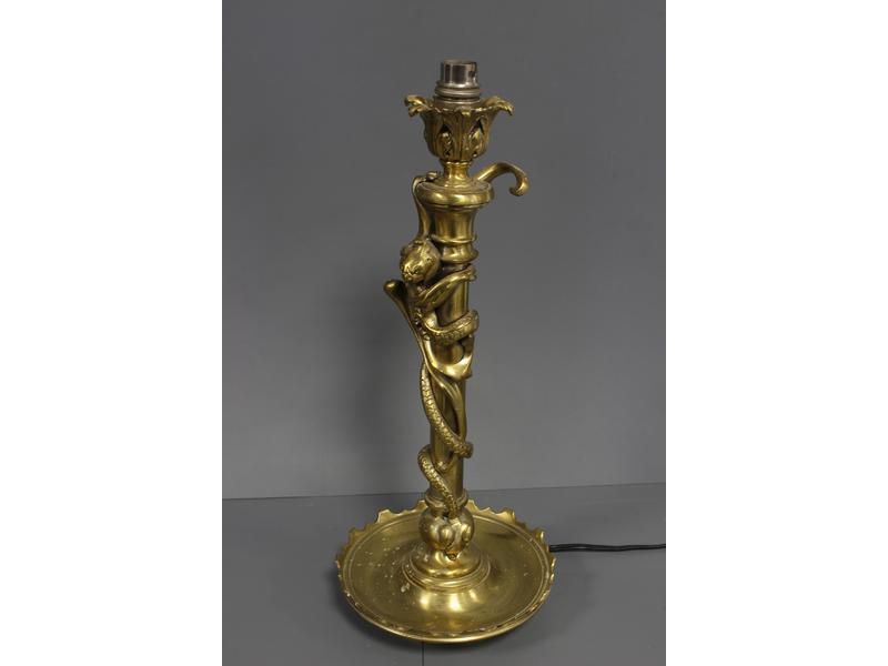 PIED DE LAMPE en bronze, le binet en feuille...