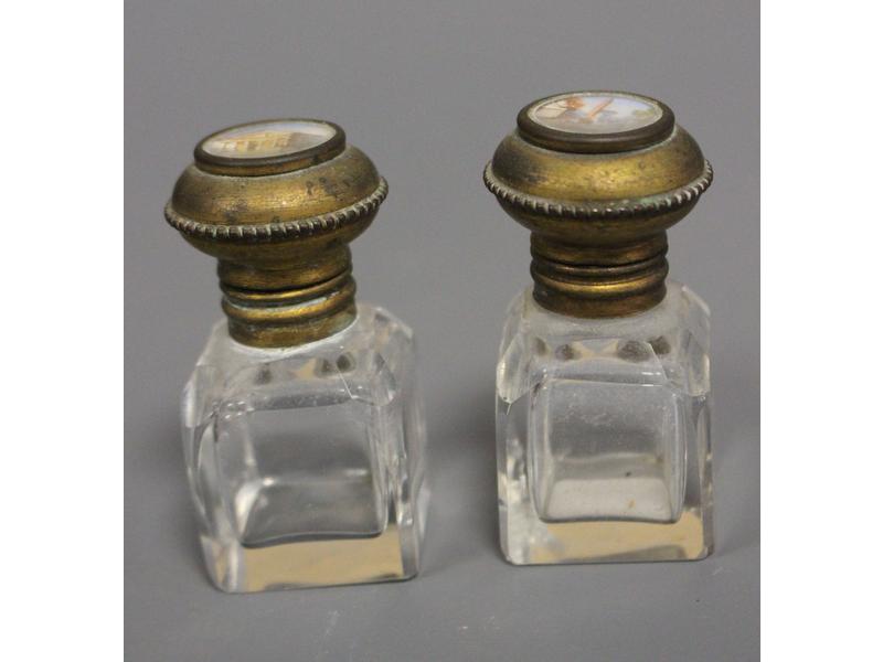 PAIRE DE PETITS FLACONS A SEL en cristal,...