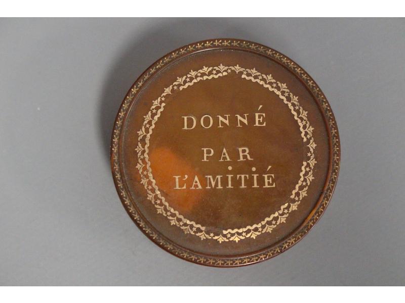 PETITE BOÎTE ronde en écaille blonde piquée...