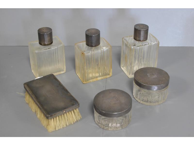 NECESSAIRE DE TOILETTE en cristal et bouchons...