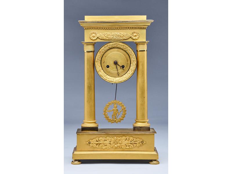 PENDULE PORTIQUE en bronze doré à deux colonnes...
