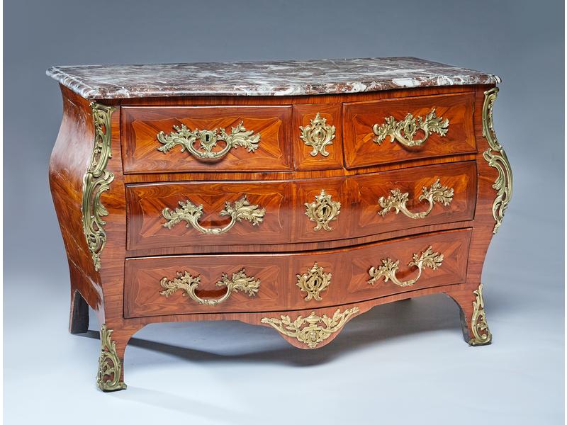 COMMODE tombeau, en placage de bois de rose...