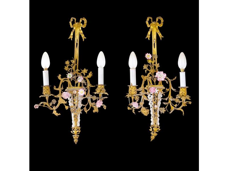 PAIRE D’APPLIQUES en bronze doré à deux bras...