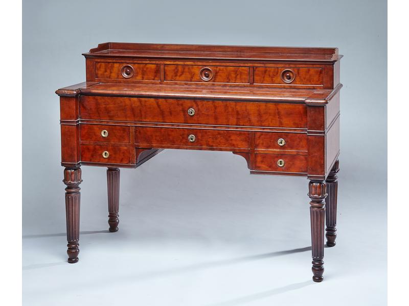 BUREAU à gradin en acajou et placage d’acajou,...