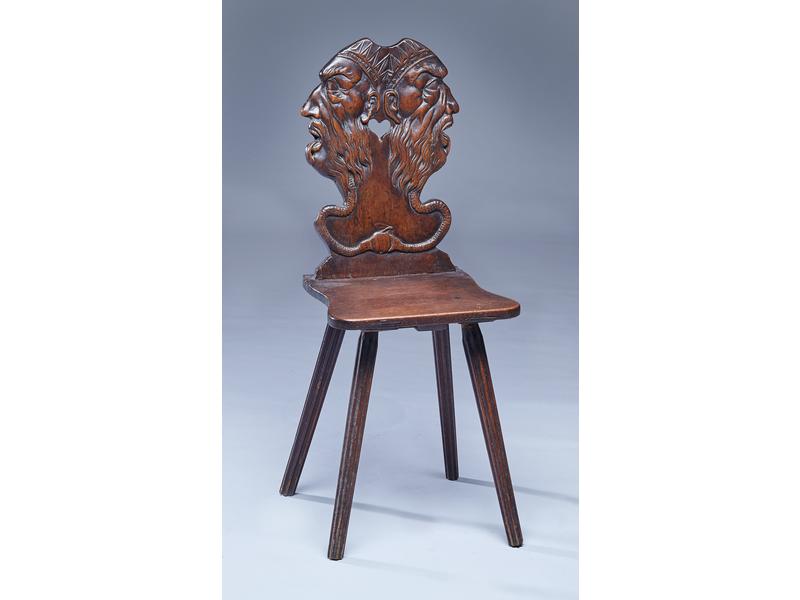 ORIGINALE CHAISE type escabelle en noyer...