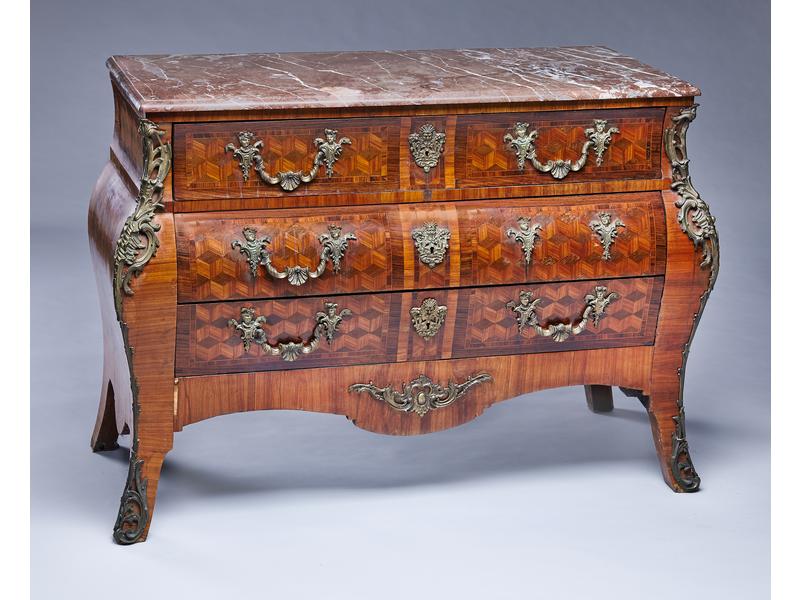 COMMODE galbée toutes faces en placage de...