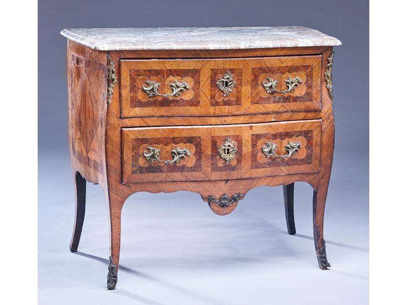 COMMODE à façade et côtés galbés, en marqueterie...