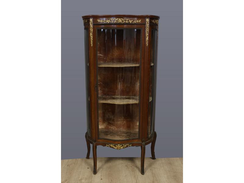 VITRINE en bois de placage galbée et vitrée...