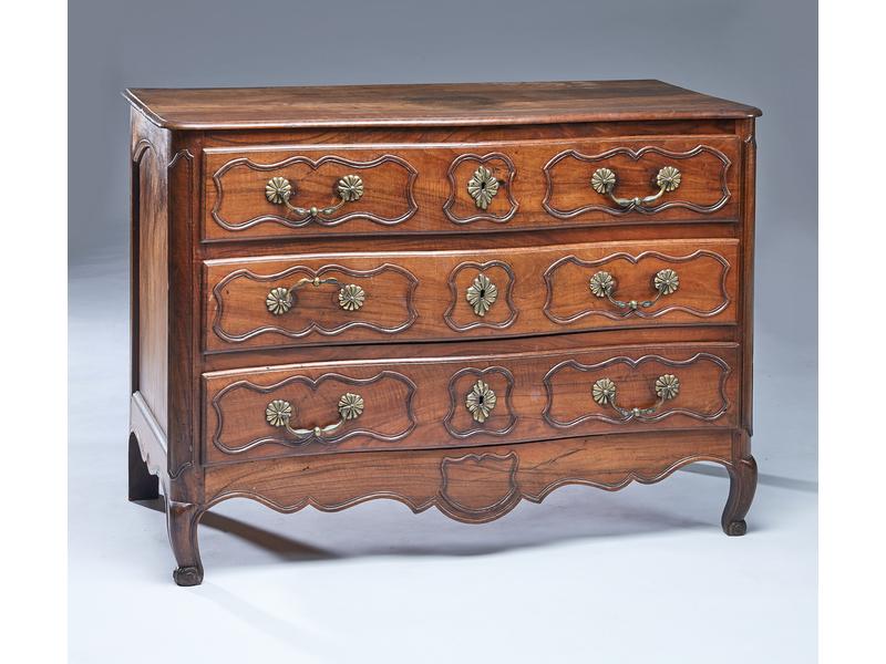 COMMODE à façade arbalète en noyer mouluré...