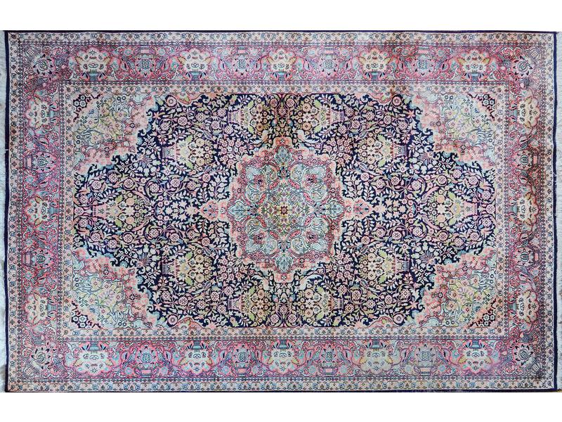 TAPIS en coton et soie à décor d'un grand...