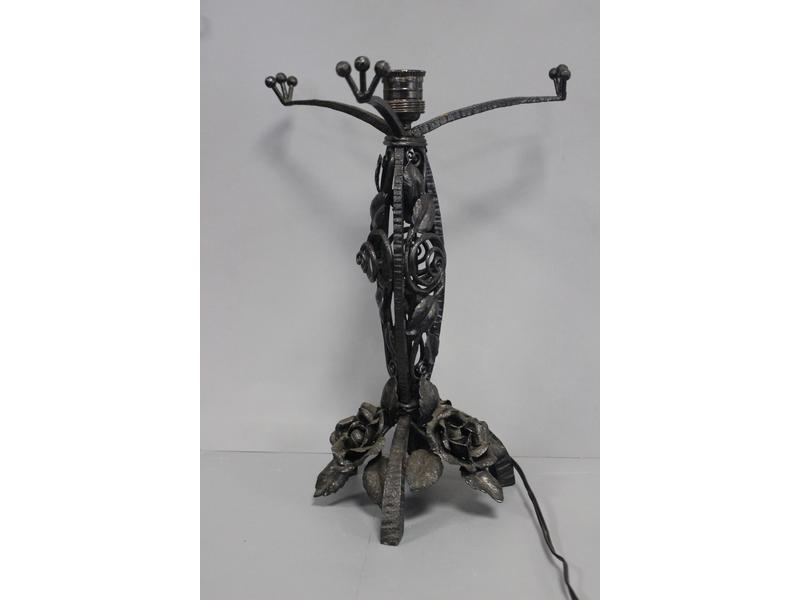 PIED DE LAMPE en fer forgé noir à décor de...