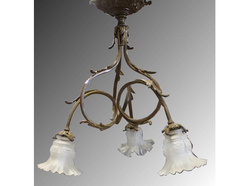 LUSTRE en régule doré à entrelacs à trois...