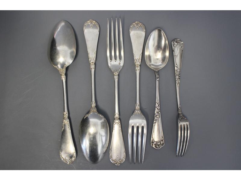 PAIRE DE COUVERT en argent et un COUVERT...
