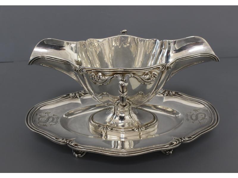 SAUCIÈRE SUR PRÉSENTOIR en argent, la saucière...