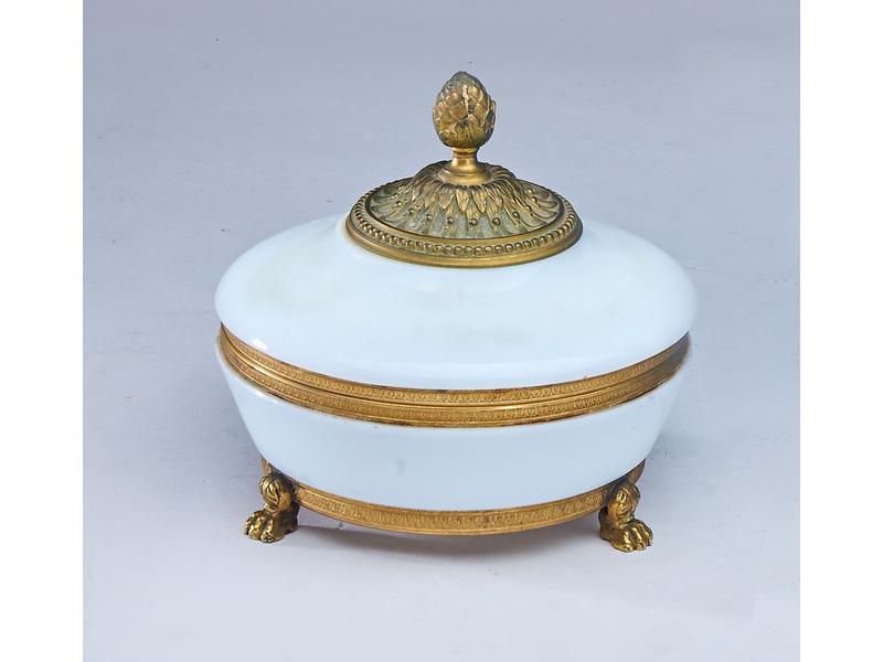 BONBONNIÈRE en opaline et bronze doré