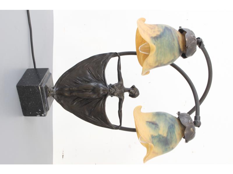 LAMPE en bronze à patine brune figurant une...