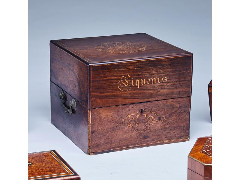 CAVE A LIQUEUR en placage de palissandre...