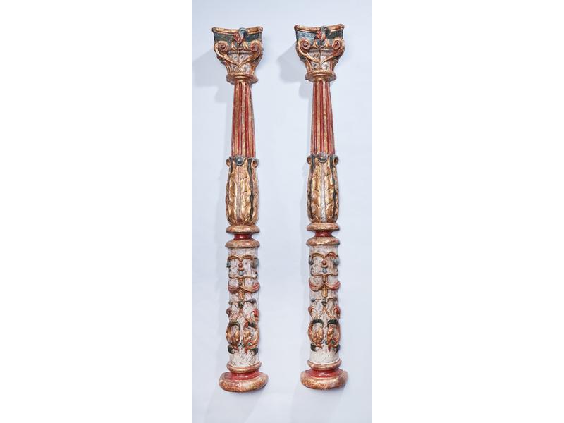 PAIRE DE DEMI-COLONNES en chêne sculpté à...