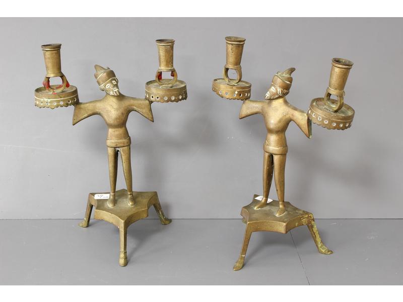 PAIRE DE BOUGEOIRS à deux lumières en bronze...