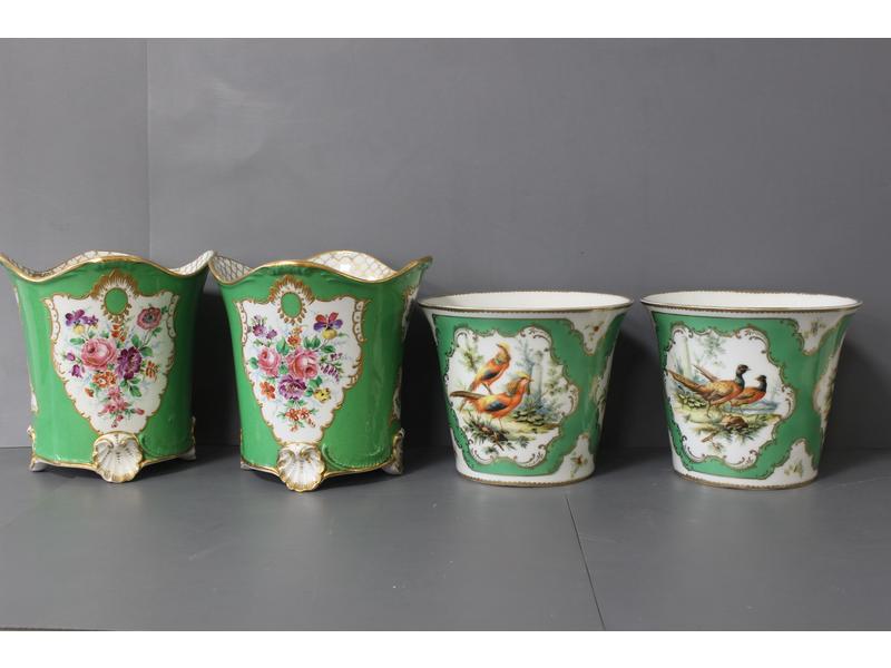 PAIRE DE VASES de forme cornet en porcelaine...