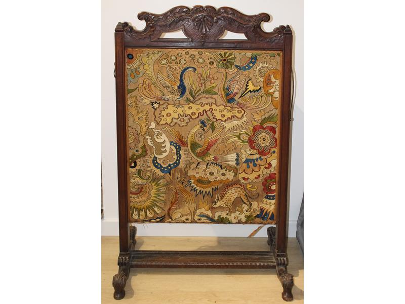 ÉCRAN DE CHEMINÉE en noyer mouluré et sculpté...