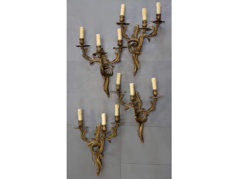DEUX PAIRES D'APPLIQUES en bronze doré à...