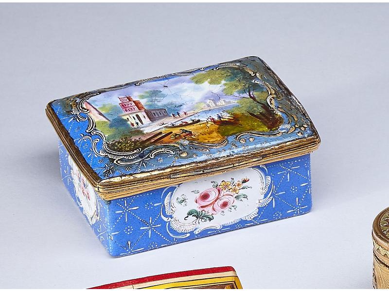 BOÎTE ou TABATIÈRE de forme rectangulaire...