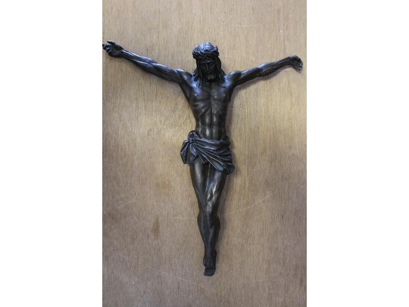 GRAND CHRIST en bronze à patine brune, signé...