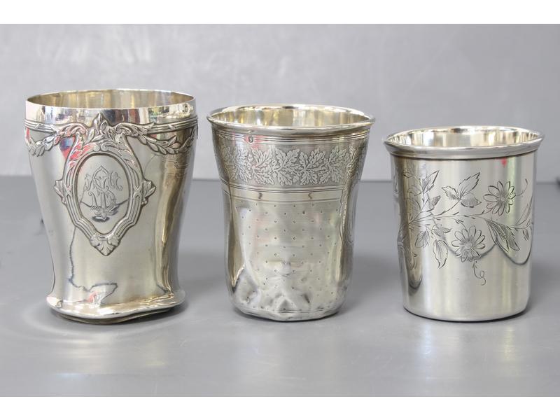 TROIS TIMBALES en argent dont une de forme...
