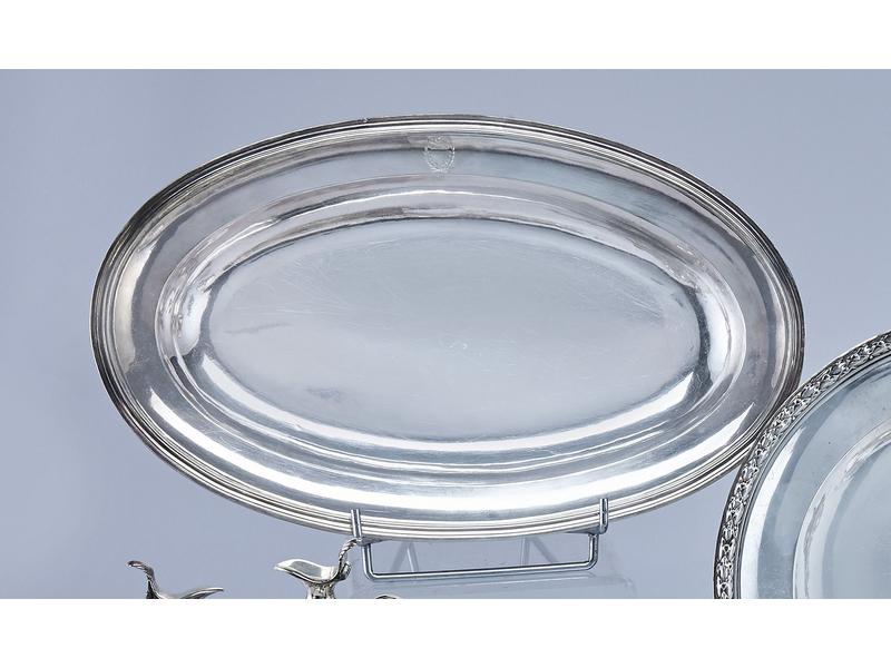 PLAT creux ovale en argent à bords filetés,...