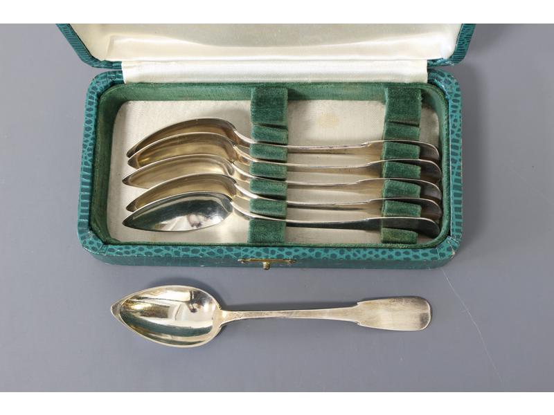 SIX PETITES CUILLERES en argent uni plat...