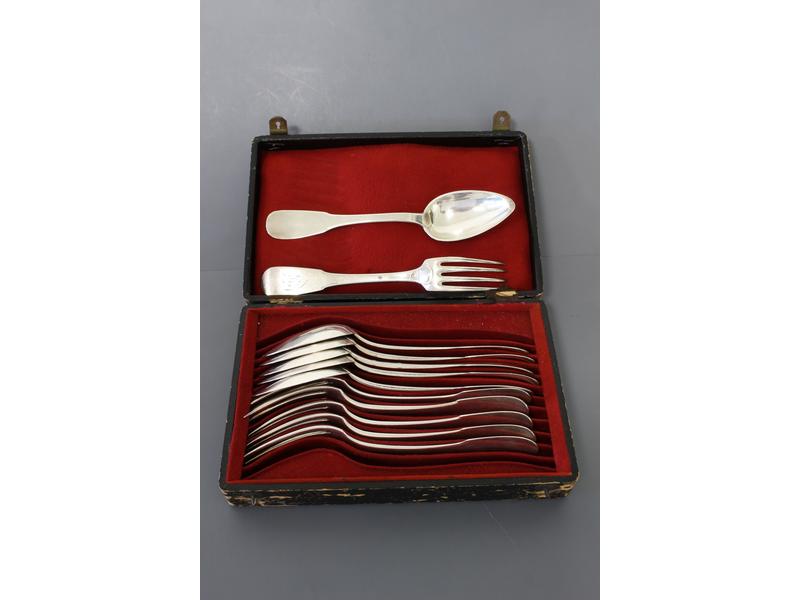 SIX COUVERTS en argent modèle uni plat.