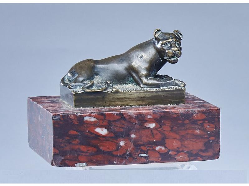 PRESSE-PAPIER en bronze figurant une lionne...