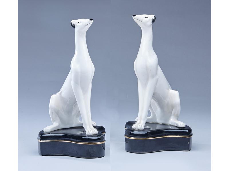 PAIRE DE LEVRIERS en porcelaine émaillée...