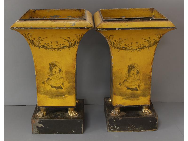 PAIRE DE CACHE-POTS de forme cornet, carrés,...