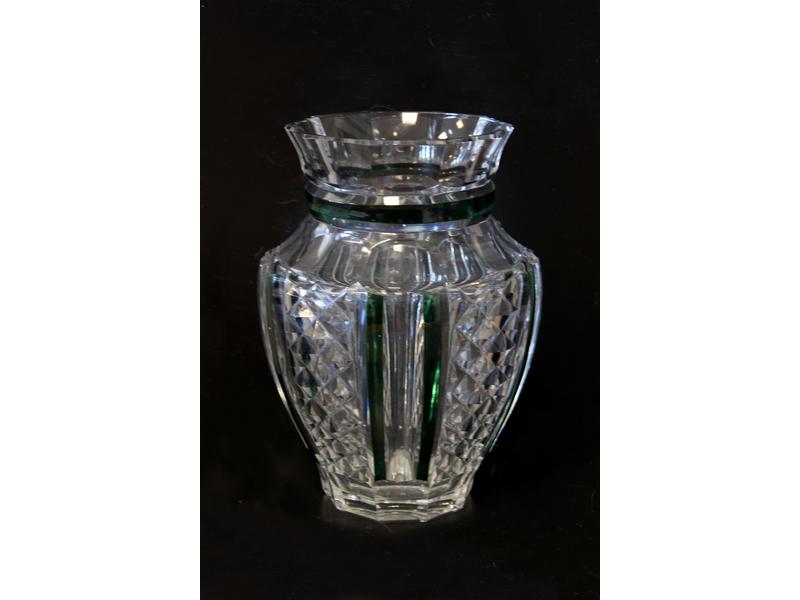 VASE balustre à pans en cristal taillé en...