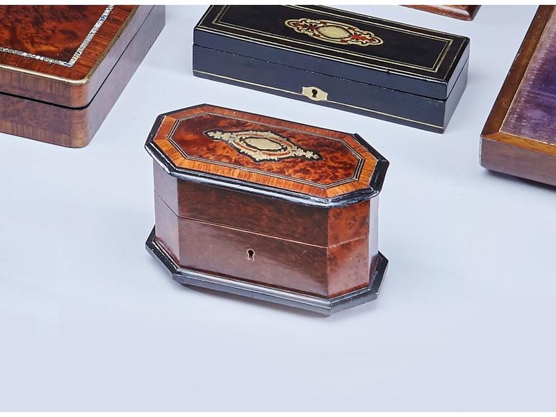 PETIT COFFRET À BIJOUX de forme rectangulaire...