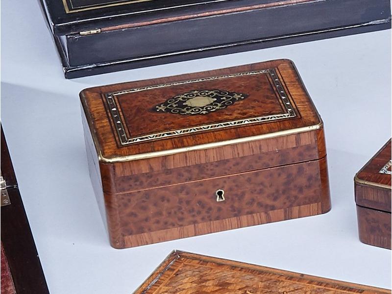 PETIT COFFRET rectangulaire en bois de placage,...