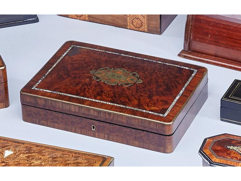 BOÎTE A JETONS rectangulaire, en bois de...