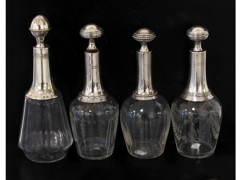 QUATRE CARAFONS en cristal à monture et bouchon...