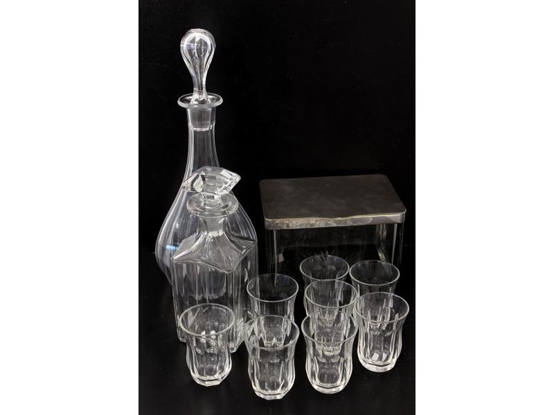 HUIT GOBELETS en cristal taillé à godrons...