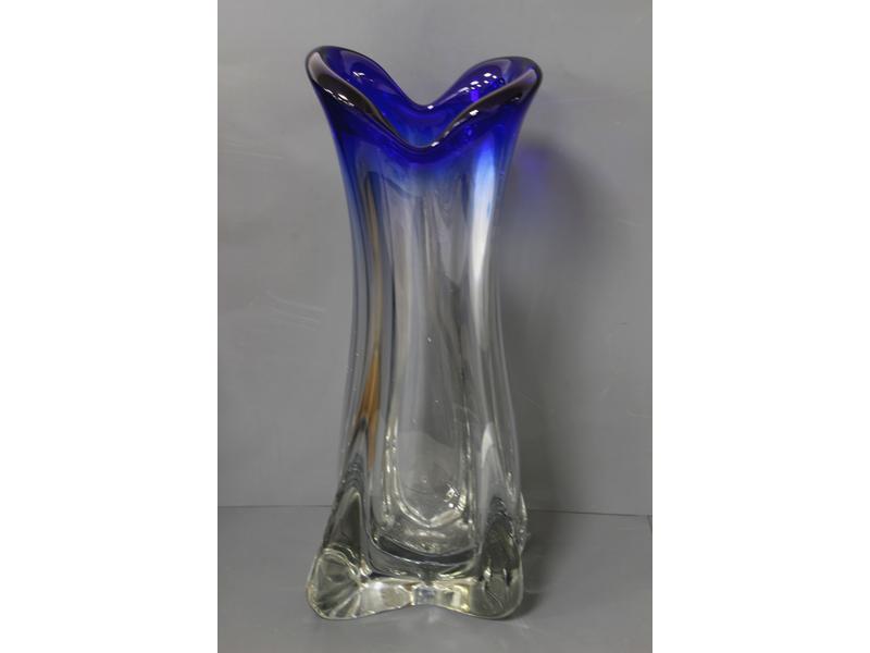 GRAND VASE en cristal de forme chantournée...