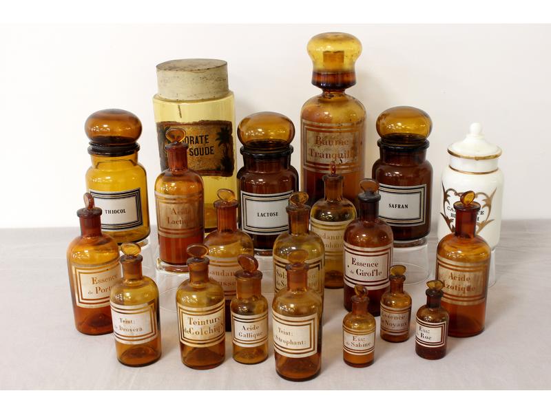BEAU LOT de 20 pots et flacons à pharmacie,...