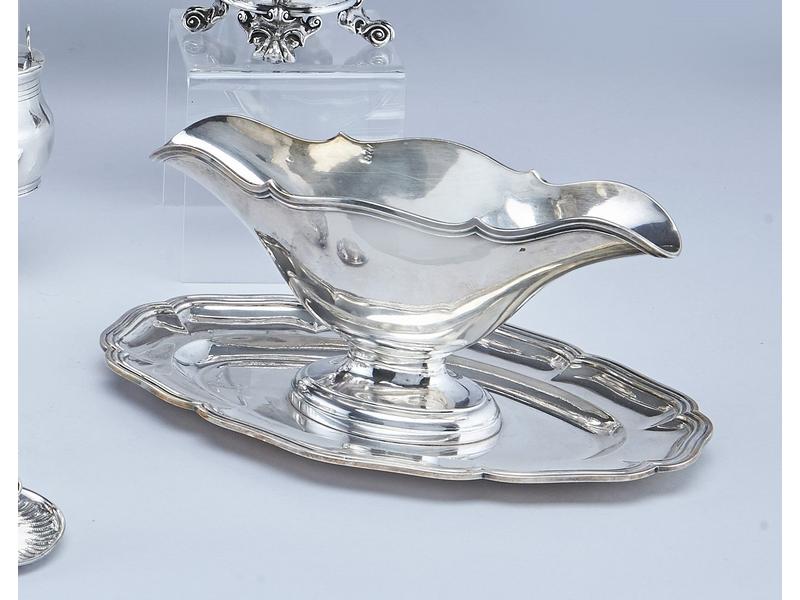 SAUCIÈRE sur présentoir en argent, de forme...