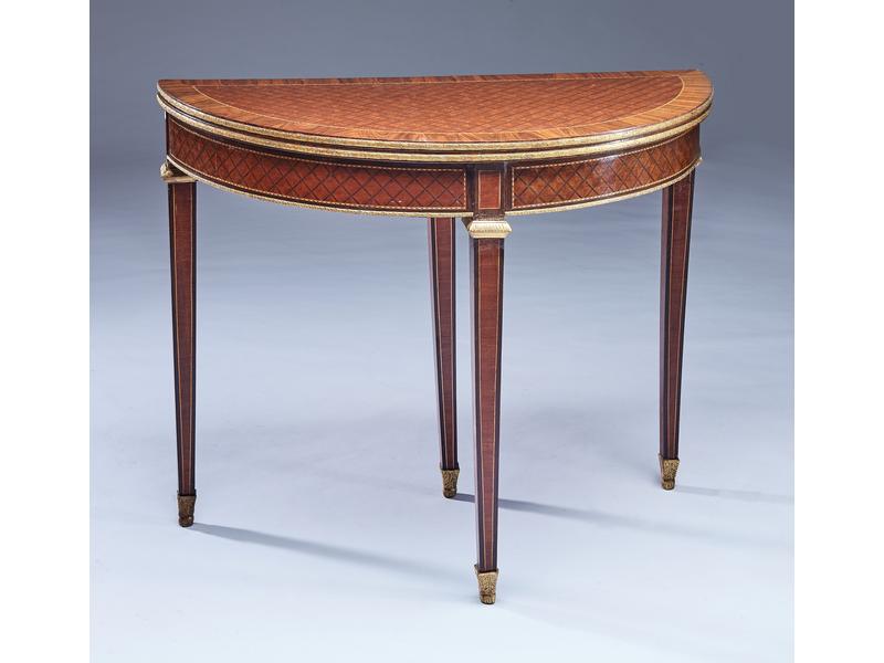 TABLE A JEUX DEMI-LUNE en acajou et placage...