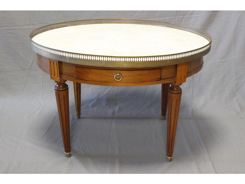 TABLE BASSE OVALE en acajou ouvrant en façade...