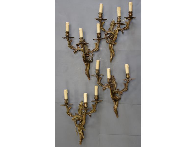 DEUX PAIRES D'APPLIQUES en bronze doré à...